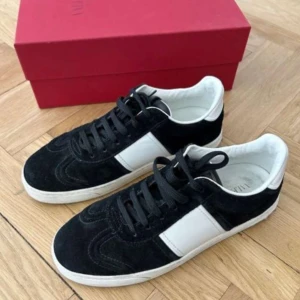 Valentino flycrews - Säljer mina valentino, använt i någon månad, bra skick, vill sälja kvickt så bud kan jag ta, hör av er vid intresse, storlek 43