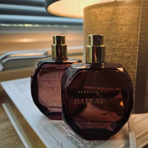 Rebecca Stella date night - Säljer Rebecca Stellas parfym ”date night”. En är ungefär hälften kvar och en är full. Tyvärr tappat bort korkarna till dom. Säljes pga använder hennes ”I do” och använder ingen annan doft än den!   Priset är för båda flaskorna 🌸
