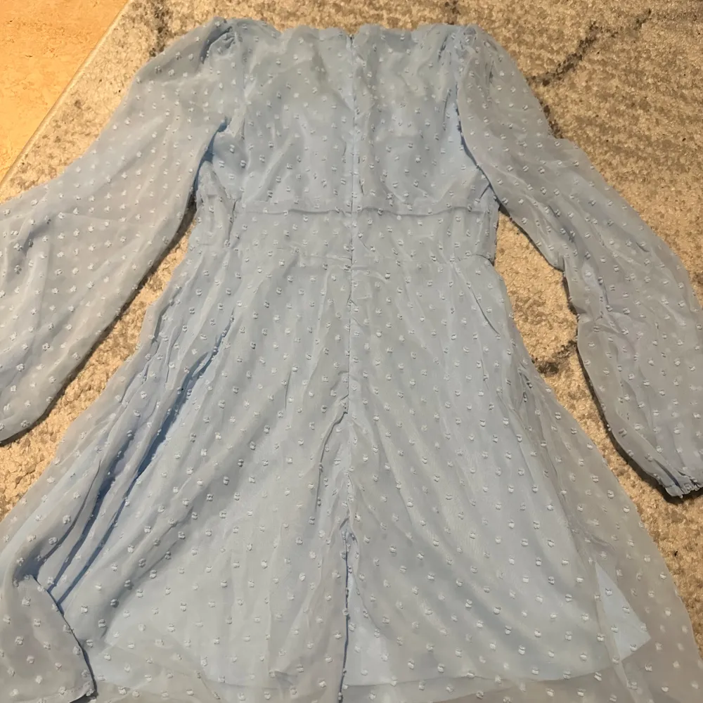 Jätte gullig babyblå klänning. Funkar perfekt för sommaren. Köpt på SHEIN. Använd en gång🤍 . Klänningar.