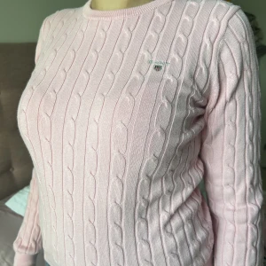 Kabelstickad tröja - Ljusrosa kabelstickad tröja från Gant