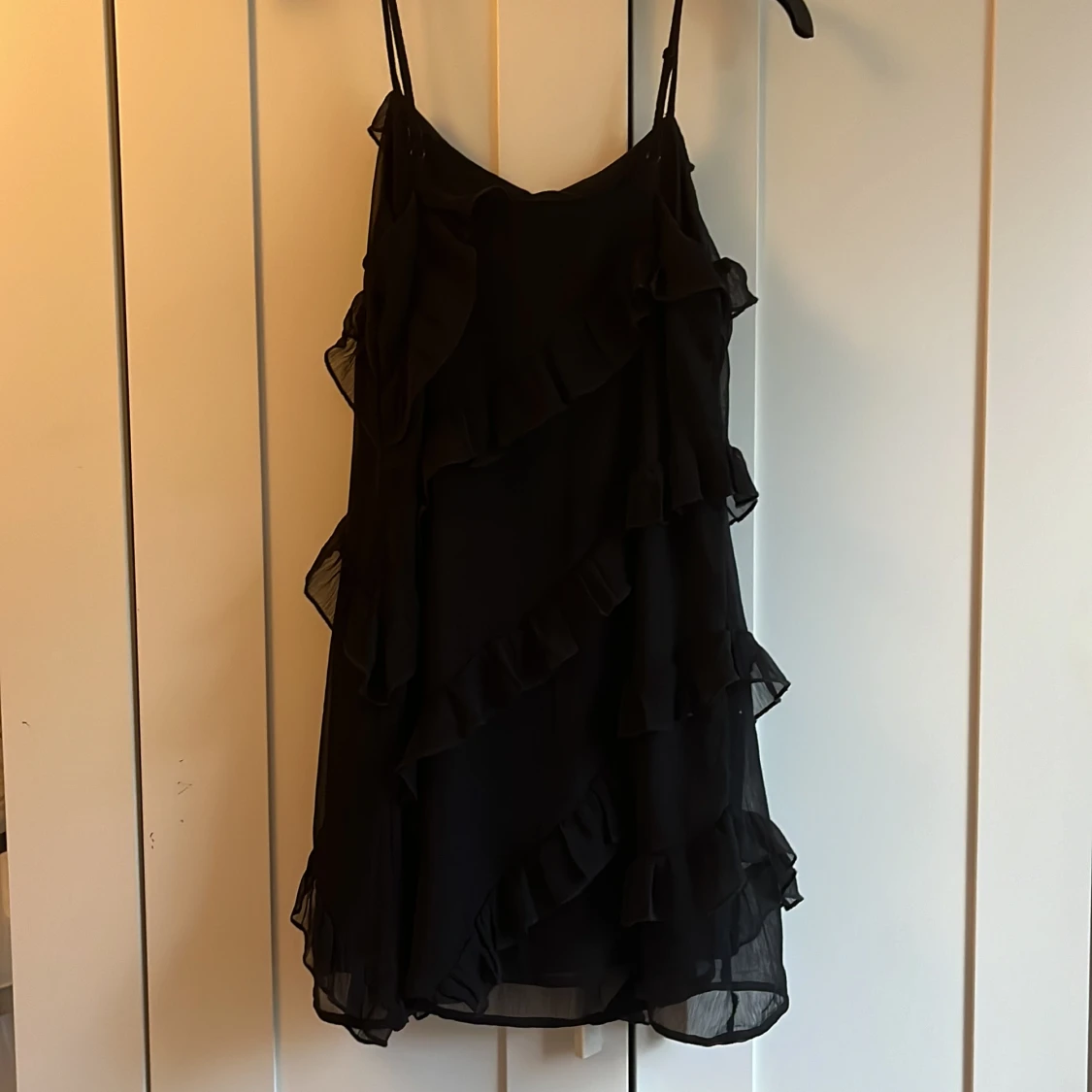 Svart volang klänning - 90