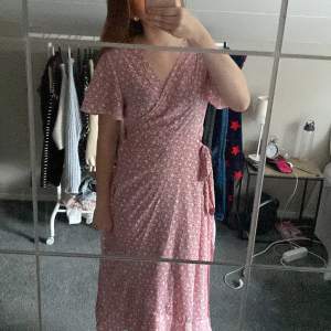 Superfin klänning, aldrig använd!! Köpt på sellpy, ursprungen från Shein. Liten i storlek, passar perfekt på mig som oftast har S