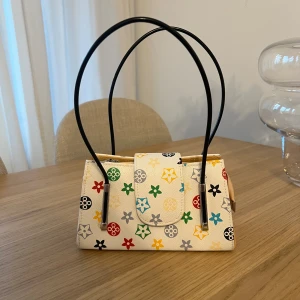 Väska  - Aldrig använd, får plats men mobil och mycket mer. 