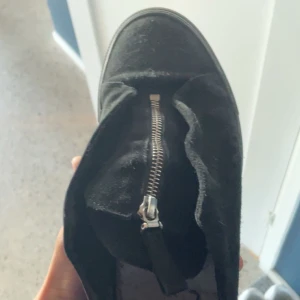 Arigatos skor  - Säljer ett par feta Arigatos skor för dom inte används längre. Skorna är i ett bra skick om man ska ranka det så är det väll en 7-10 det är en extra sula på bilden. Man får med box o en skopåse till. Priset är inte hugget i sten.  