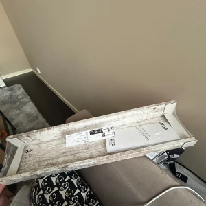 Vägghylla - Splitterny vägghylla!  Behövs ej så säljer den.