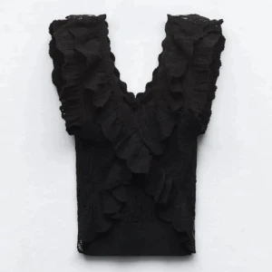 Zara topp  - Säljer denna fina stickade topp från zara har inte använt den mycket.💗💗