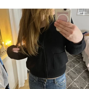 Stickad kofta - Säljer en svart tunnstickad kofta som inte kommer till använing. Jätteskön och passar perfekt nu till sommaren, skriv för flera bilder. (Lånad bild)