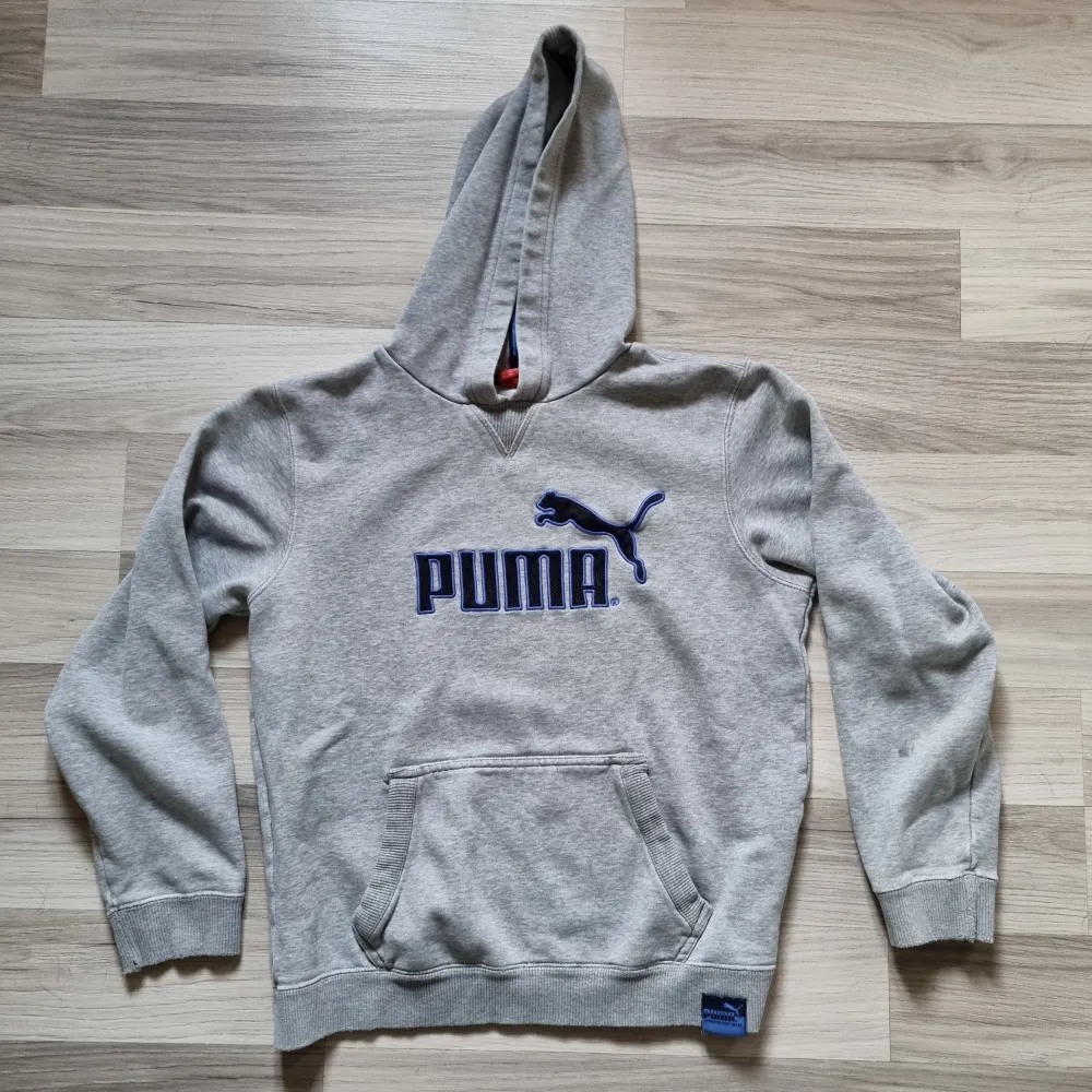 Grå hoodie från puma i stl 164. Hoodies.