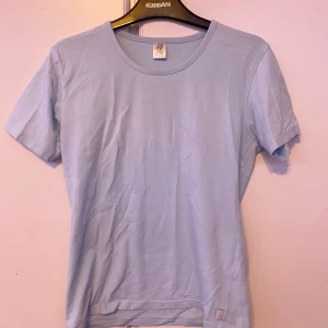 T shirt - Superfin jusblå färg, tajt, knappt använd, köpt utomlands, lagom lång, storlek M