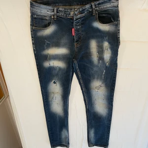 Säljer dessa ÄKTA DSQUARED2 jeans. (Bra skick) strl 52😇 - Säljer dessa snygga jeans för män.  Passar män som är ca 184 eller de se har strl 52 i jeans. (Pris kan diskuteras)