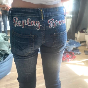 Replay jeans - Skitsnygga replay jeans med röd text. Står W29 men sitter som XS/W25/W26 (provade på min syster som är XS). Säljes pga för små för mig. Hör av dig om du har frågor 🫶