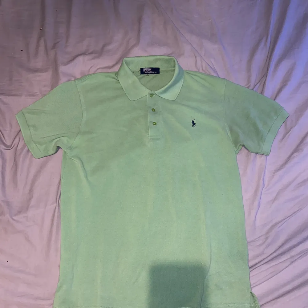 Säljer denna fina ralph lauren piké, skriv gärna om ni har frågor, priset kan diskuteras.. T-paidat.