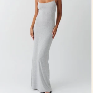 Maxi klänning  - Använt en gång, ser helt ny ut fortfarande. Säljer den då jag inte använder den. Ordinarie pris- 300kr