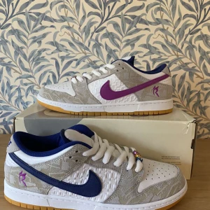 Nike dunk sb rayssa leal - Sprillans nya! Inte ens provade! Storken 44,5 (har även storlek 42 på min profil). Skorna går att hämta i antingen Malmö eller Lund med skickar gärna! Pris går alltid att diskutera! 💜
