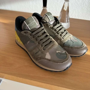 Valentino Rockrunner - Valentino rock runner Skick 9/10 Storlek 40 Pris 1800 No og  150+ referenser finns!