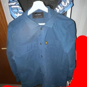 Lyle scott over shirt  - Typ blå lyle scott over shirt. Storlek M, riktigt bra skicka säljer då ja aldrig använder