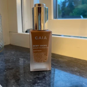 dewy drops caia - Köpte för ett tag sen o tänkte ha som bronzer men den va för mörk! Har använt ungefär 3 gånger:)  (tryck ej på köp dirket) ny pris 345