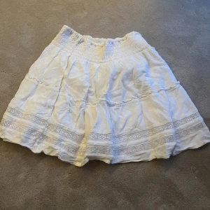 Vit kjol - Jättefin vit kjol!