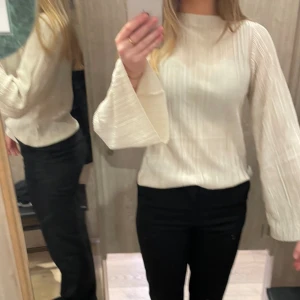 Blus  - Jättefin blus från Mq med vida ärmar!🤍