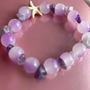 📿☀️🏖🐚 - Gjort på stretchig tråd för att passa dom flesta , går även att beställa i speciell storlek 💓