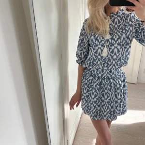 Somrigt sett - Ett sett med kjol och topp, köpt på Plick men passade inte, är ett sett med en kjol och topp. Var köpt på marknaden och de står inget märke, inte mina bilder men skriv för frågor eller fler bilder🩷🩷