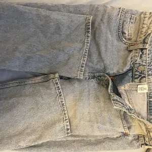Helt nya straight jeans från H&M, säljer då hag inte kunde höra retur. Jätte fina