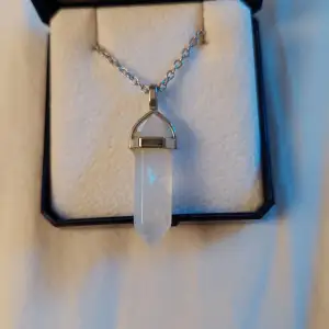Säljer nu detta jättefina halsbandet med en kvarts-kristall! Köptes för ca 100kr i en kristallbutik I Stockholm! Kolla gärna in min profil för fler kristallsaker!🤍