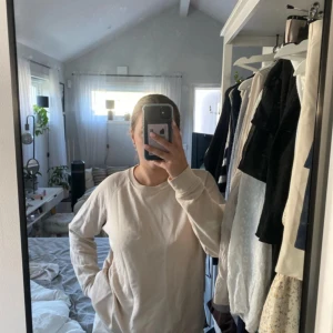 Sweatshirt - Beige sweatshirt från Lager 157. Strl L