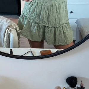 Grön kjol - Grön minikjol. Strl L men mer som M