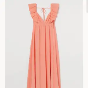 Jag söker denna klänning från hm i S, hör av er med egna prisförslag och skriv om ni vet någon har har en till försäljning!🧡