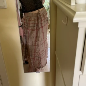 Lång kjol - Jag har sytt denna själv och låt oss säga att det syns 💀  Lite trasig där nere men de är väl del av de estetic???