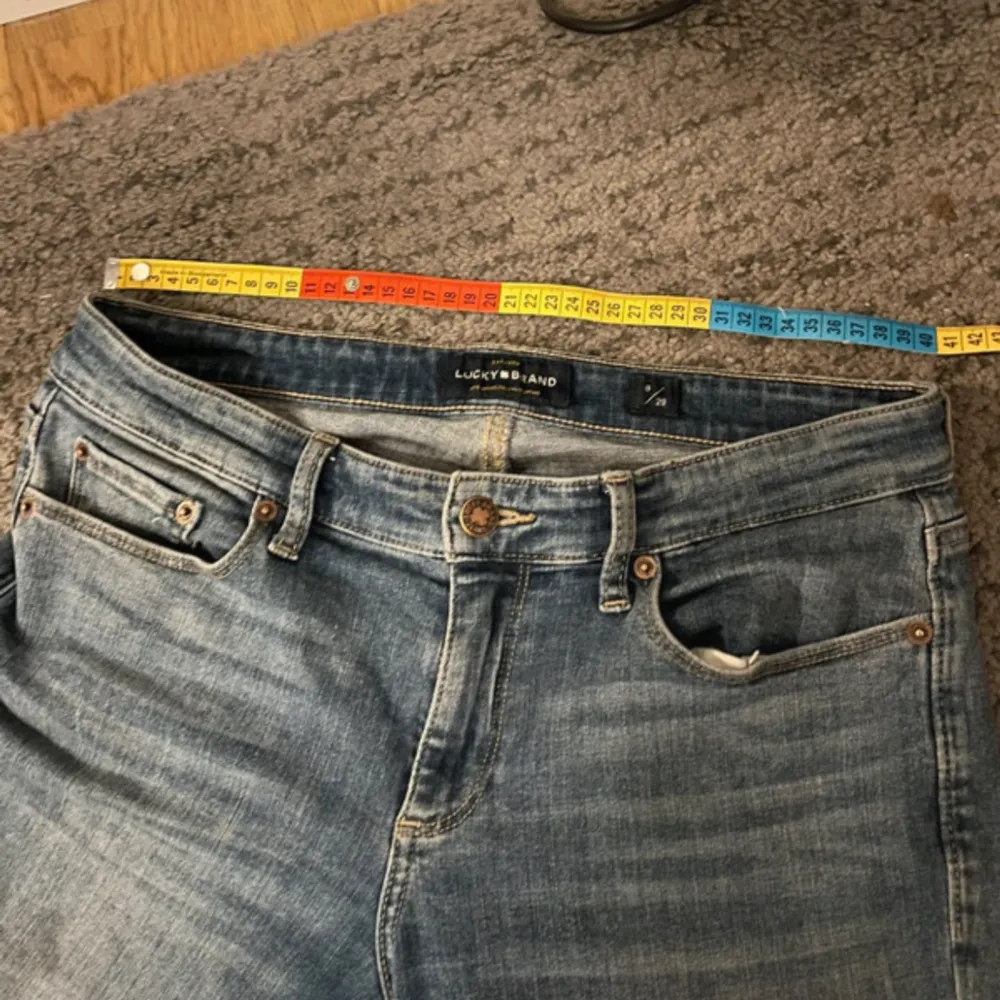 Supersnygga lågmidjade jeans utsvänga bootcut från Lucky brand❤️. Jeans & Byxor.