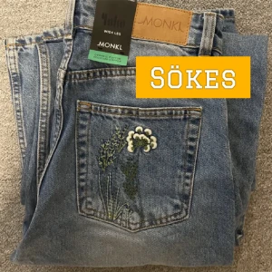 Sökes i storlek W26 - Jag skulle vilka köpa dessa jeans från monki med broderi på fickorna i storlek W26. Jag har likadana, helt oanvända, i storlek W27, ifall någon vill byta. De är i modellen yoko wide leg. 