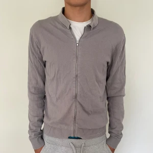 Riley zip  - Skick 10/10 väldigt snålt använd.Hör av er vid några funderingar// Liam 