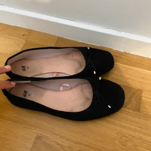 Ballrina skor - Säljer mina svarta ballerina skor. Väldigt använda storlek 37. Så fina. Hör av dig om du är intresserad. Köparen står för frakten💕
