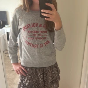 Zadig Voltaire tröja - Säljer denna Zadig Voltaire tröja pga den är för liten🥰 Den är i storlek 12/XS. Några paljetter har försvunnit på trycket😊
