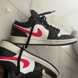 Jordan low - Jordan low använda cirka 5 gåmger därav smutsiga och har ”creasing”. 250 SEK med frakt . Kan skicka mer bilder om de önskas   Storlek 38,5