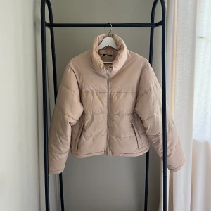 Rosa puffig jacka   - En rosa/beige jacka. Perfekt till våren och hösten 