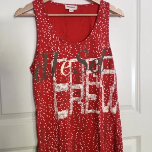 Diesel Röd linne - Ett linne i bomull utan defekter.