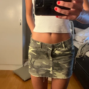 Militär kjol - Jeanskjol i militärmönster