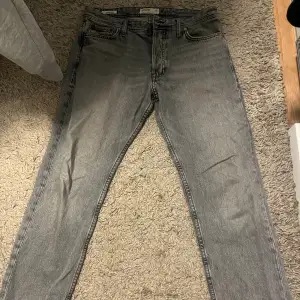 Gråa Jack & Jones jeans  Använd fåtal gånger  Modell: Loose/Chris  Skick: 9/10 Storlek: 31/32 Pris kan diskuteras  