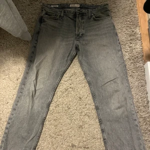 Jack & Jones jeans  - Gråa Jack & Jones jeans  Använd fåtal gånger  Modell: Loose/Chris  Skick: 9/10 Storlek: 31/32 Pris kan diskuteras  