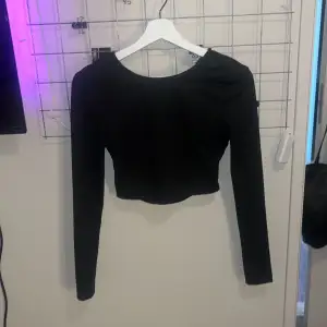 Långärmad svart tröja med öppen rygg ifrån shein, använd några få gånger, bra skick. Köparen står för frakten!
