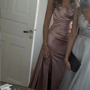 Balklänning - Säljer denna balklänning i en fin ljus rosa champange aktig färg, köpt för 3000kr💗figursydd efter mig som brukar ha s och xs, och väldigt lång på mig som är 170. Skriv för egna bilder