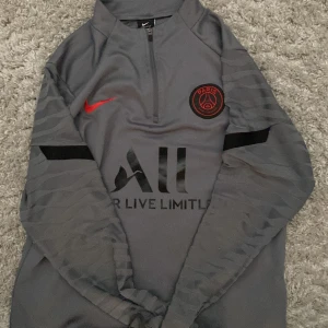Psg tracksuit - Tja säljer min feta psg tränings set, Knappt använd o i jätte bra skick, Självklart äkta.. Storlek S på hoodien och M på byxorna, kom dm vid eventuella frågor 