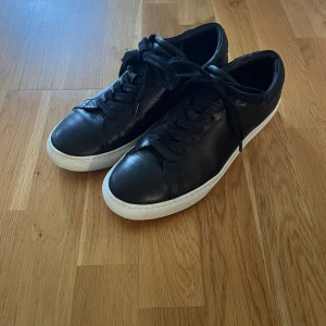 Skinn sneakers  - Les deux skinn sneakers. Använda 5 gånger. Säljer då dem är i fel storlek. Dem ä i bra sick. Köpta för 1400kr säljer för 700 eller egna bud.