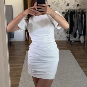 Nelly klänning  - Säljer denna Nelly klänning med prislapp kvar!!inte använd endast testad😇🤍 