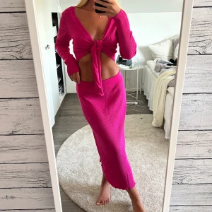 Rosa set - Rosa set, topp och kjol, från NA-KD. Säljer som set.   Stl kjol s Stl topp xs  Ord pris kjol 549kr Ord pris topp 449kr  