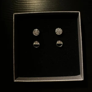 Örhängen  - 2 par örhängen i silver med små diamanter på. Säljer flera örhängen så kolla gärna in fler i min profil. Vid köp av flera kan man få rabatt. Skriv till mig privat isåfall💗