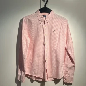 Ralph lauren skjorta - Ralph lauren skjorta i perfekt skick. Säljer då den inte passar mig. Storlek 8 vilket är ungefär Xs-S! Nypris: 1600 kr. Hör av er vid frågor😊